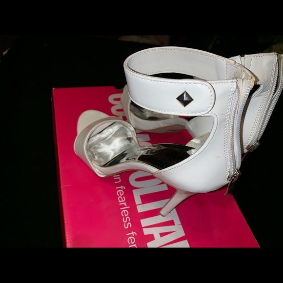 White Strap stilettos - Picture 4 of 6